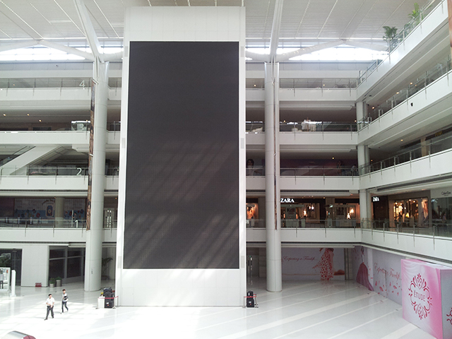 遼寧沈陽皇城國際商貿城P5室內全彩LED顯示屏由上海智彩科技承制、安裝